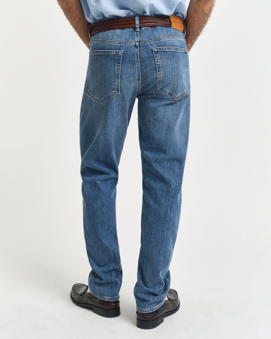 vaqueros de corte regular - azul medio desgastado