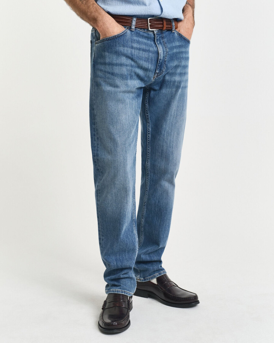 vaqueros de corte regular - azul medio desgastado