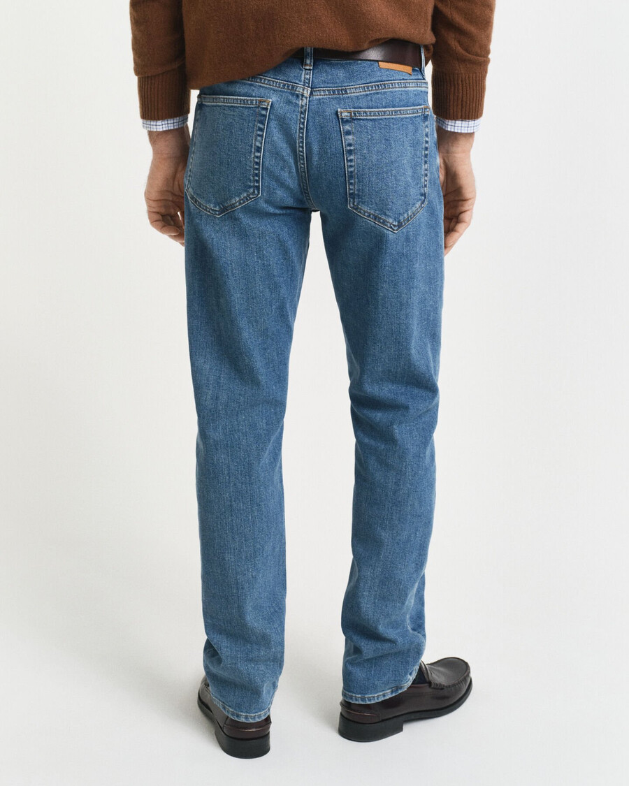 vaqueros de corte regular con lavado limpio - azul medio desgastado