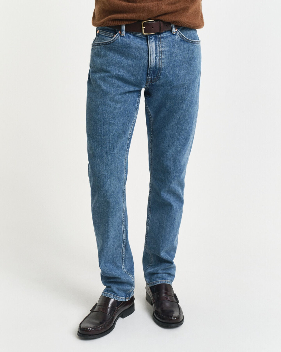vaqueros de corte regular con lavado limpio - azul medio desgastado