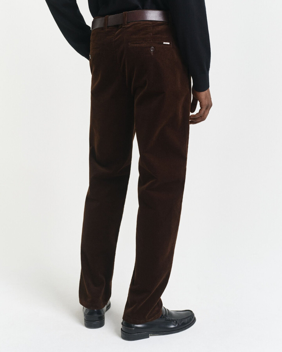 pantalones chinos de pana de corte regular - marrón intenso