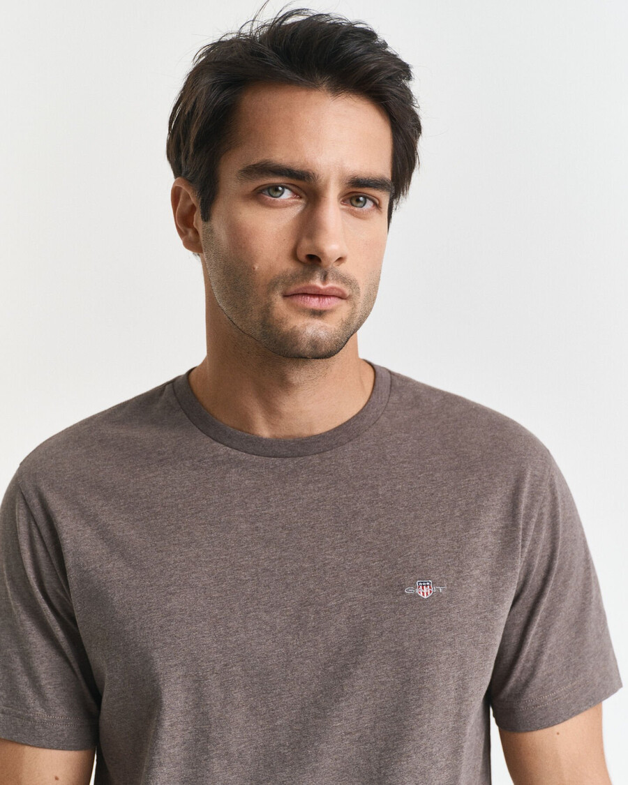 camiseta de corte regular con escudo - seawood melange