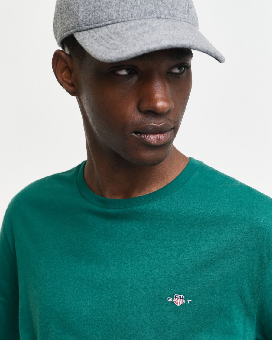 camiseta de corte regular con escudo - verde bosque intenso