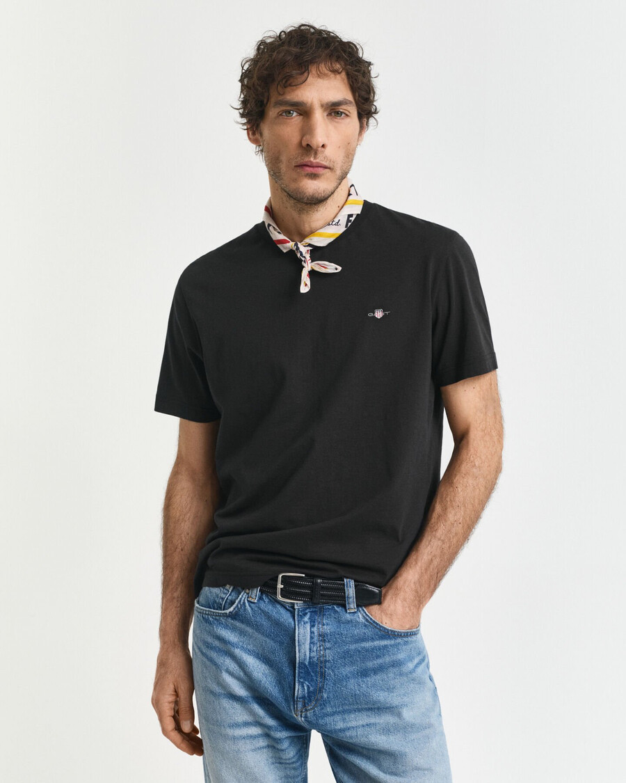 camiseta de corte regular con escudo - negra