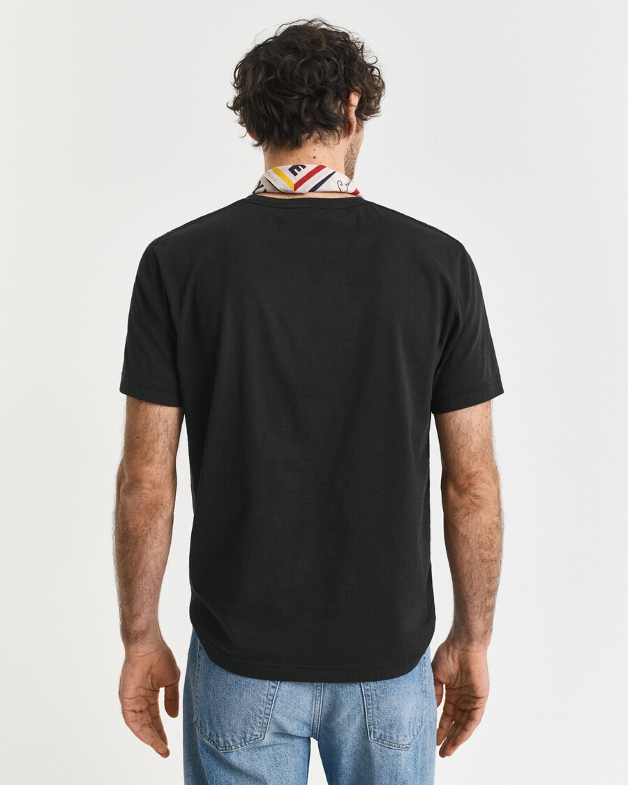 camiseta de corte regular con escudo - negra