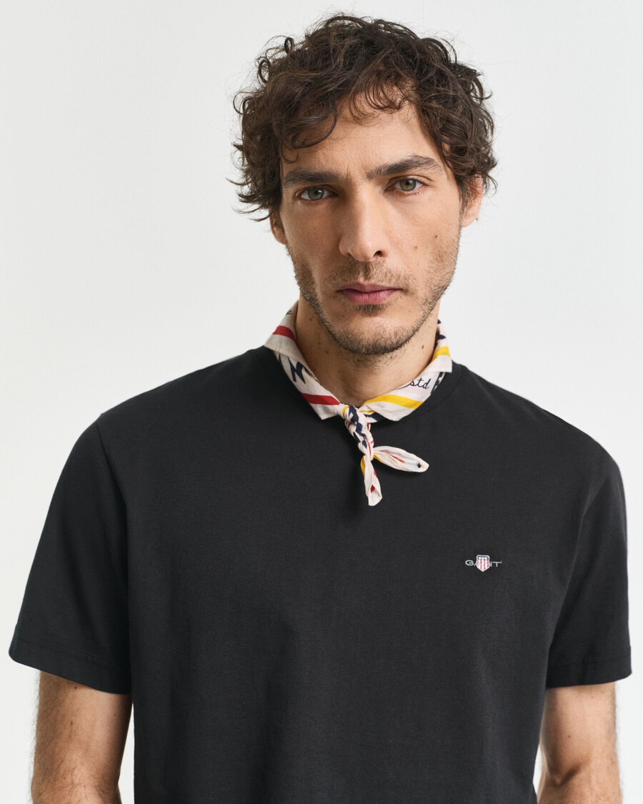 camiseta de corte regular con escudo - negra