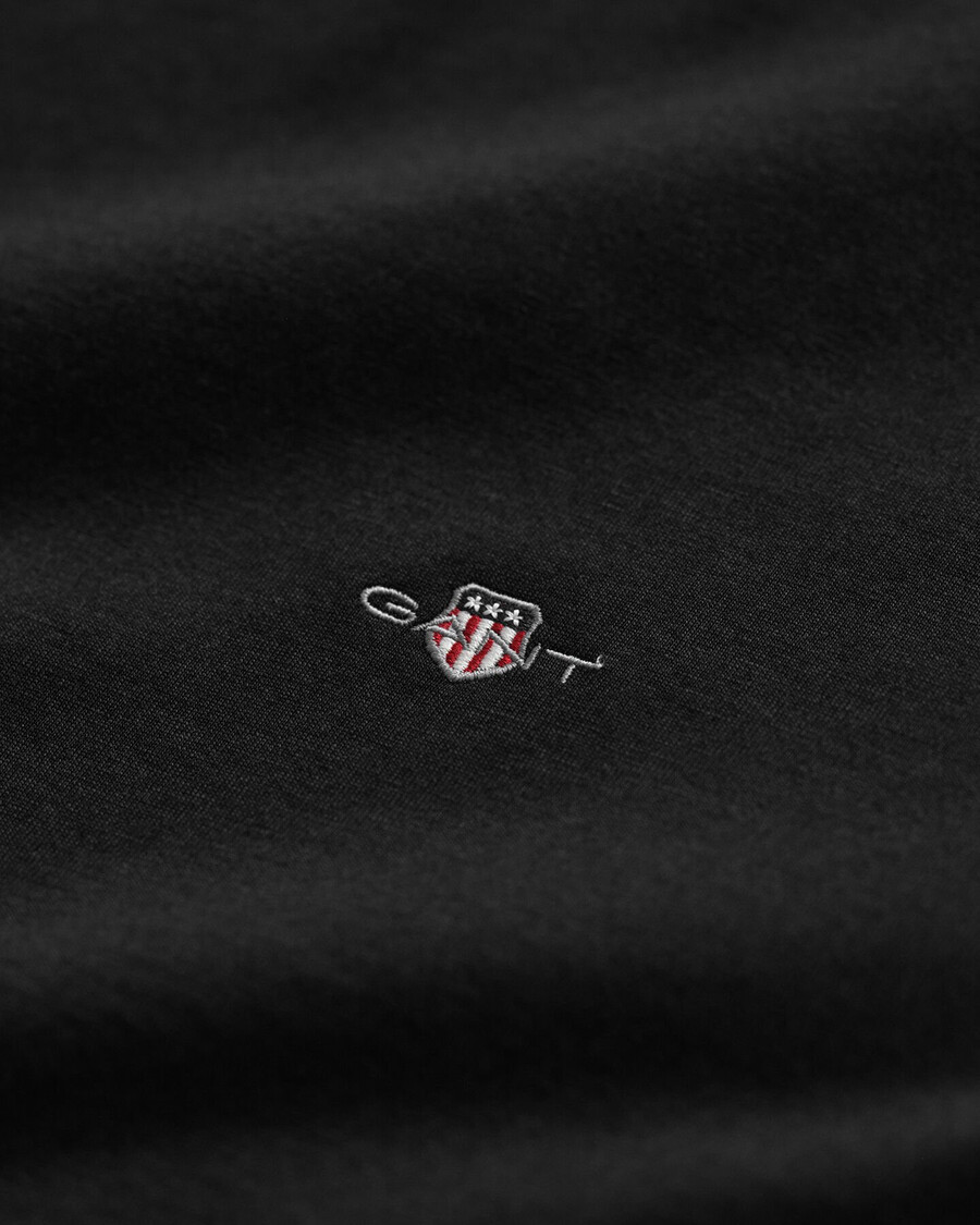 camiseta de corte regular con escudo - negra