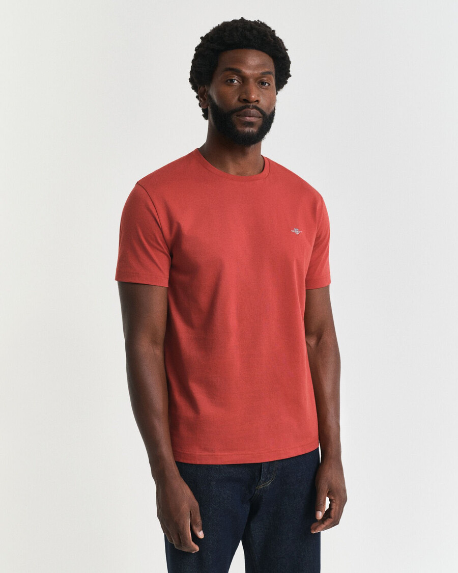 camiseta de corte regular con escudo - modern rust