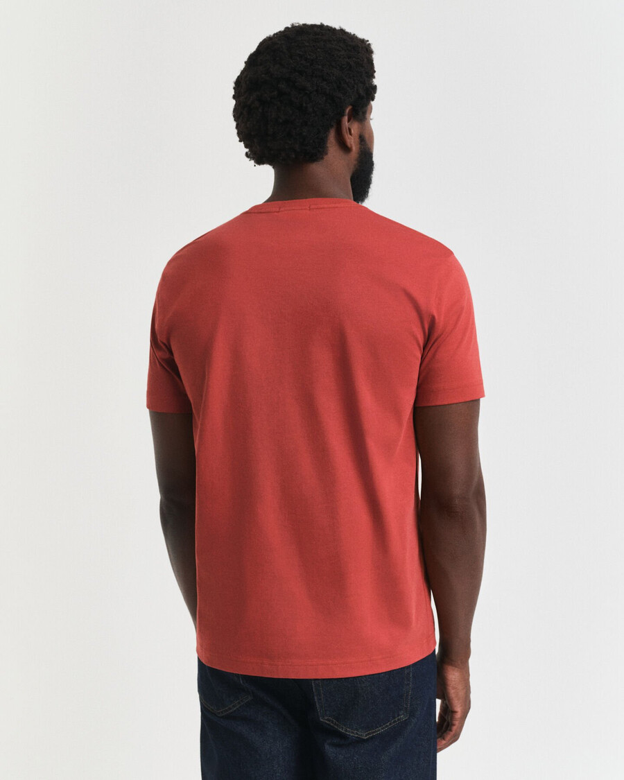 camiseta de corte regular con escudo - modern rust