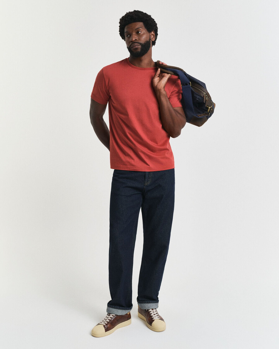 camiseta de corte regular con escudo - modern rust