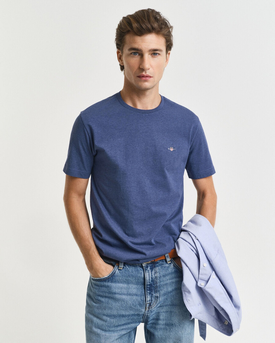 camiseta de corte regular con escudo - dk jeansblue melange