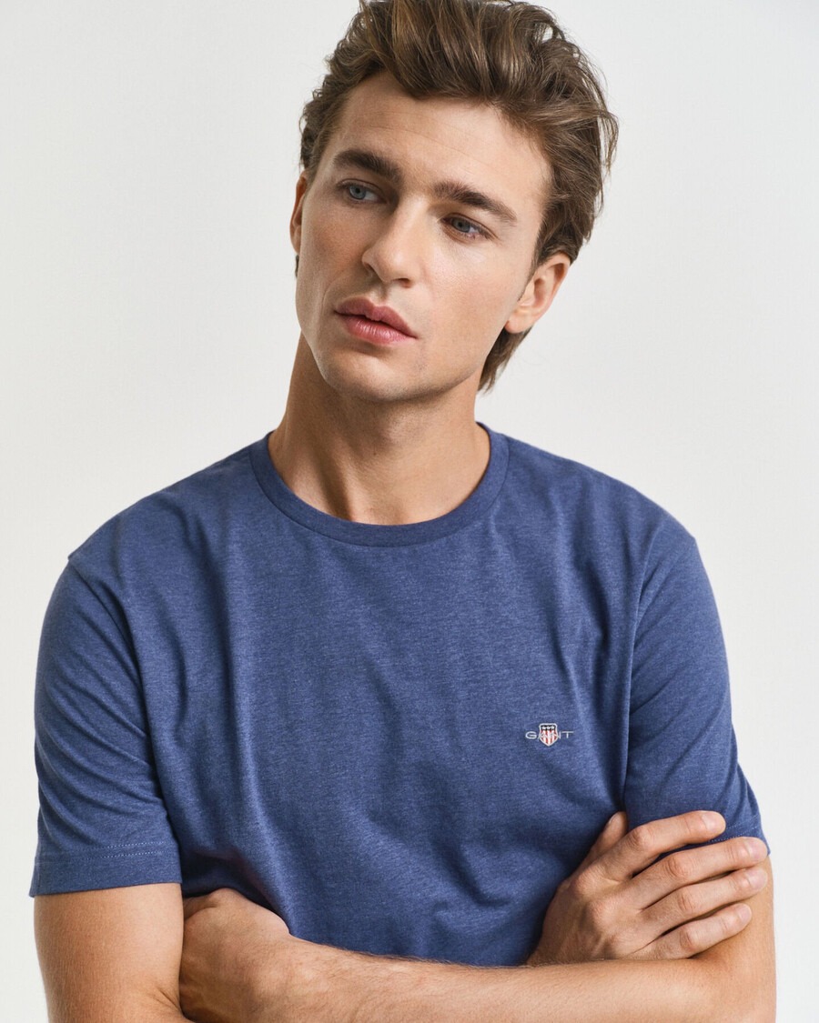 camiseta de corte regular con escudo - dk jeansblue melange