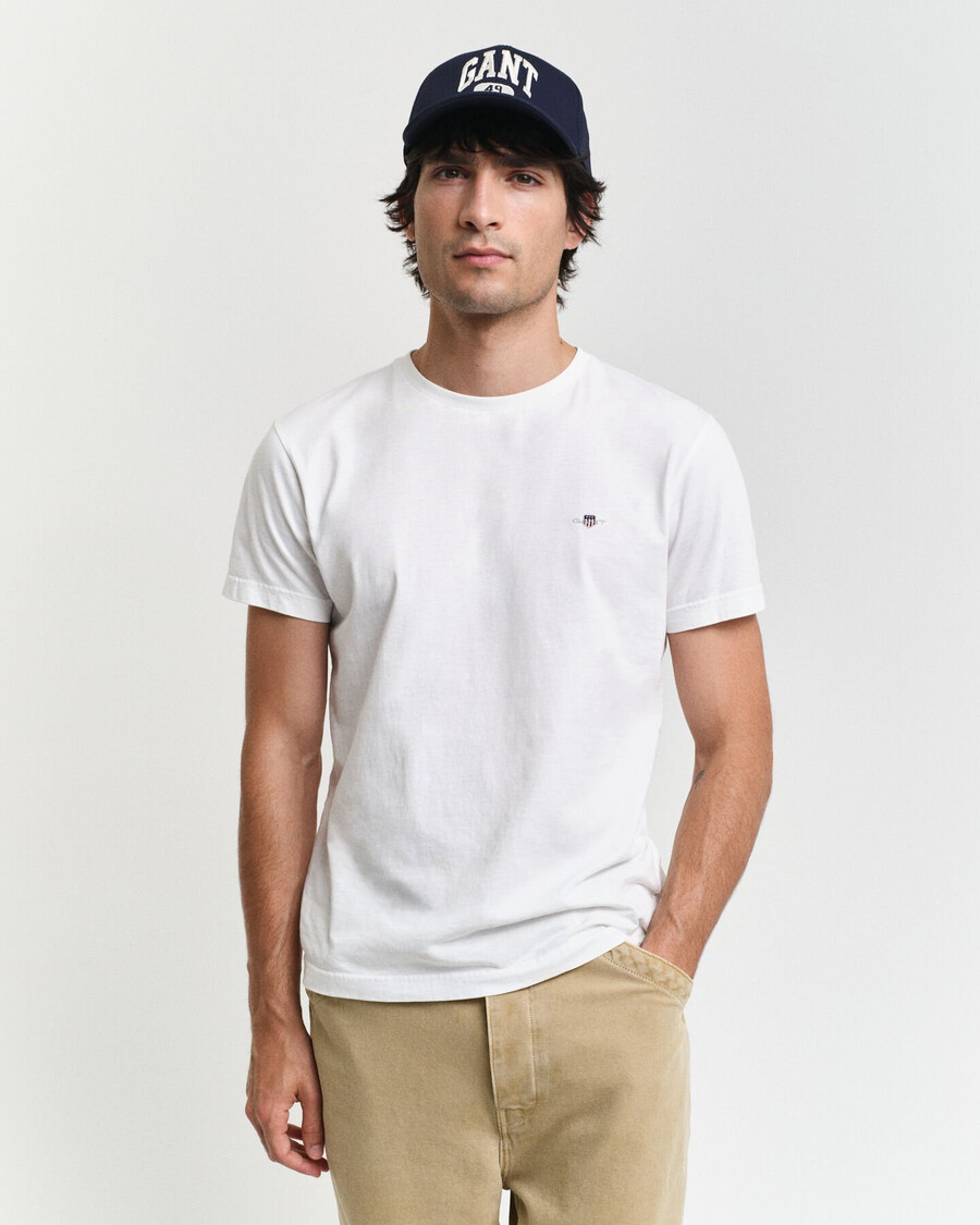 camiseta ajustada con escudo - blanca