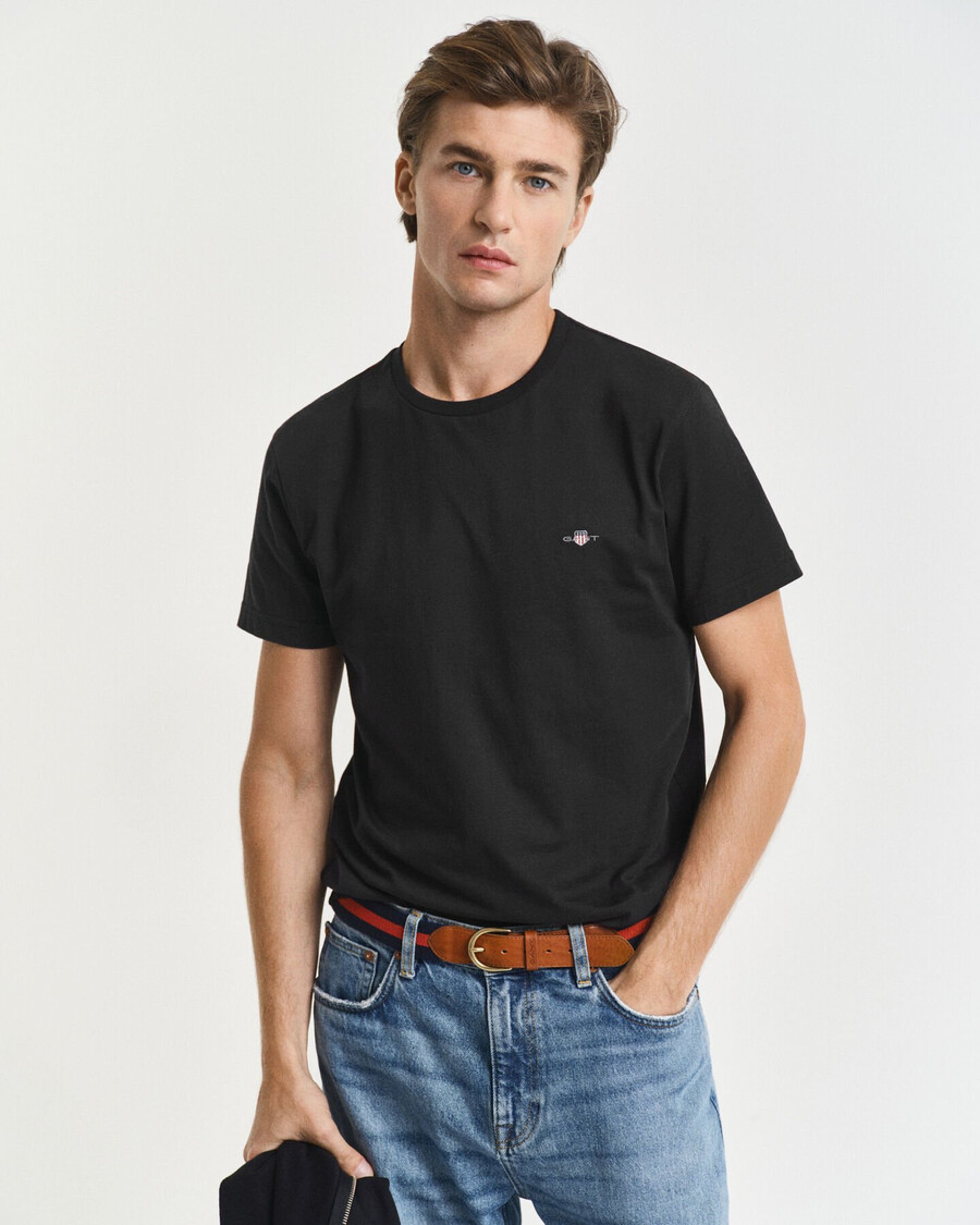 camiseta ajustada con escudo - negra