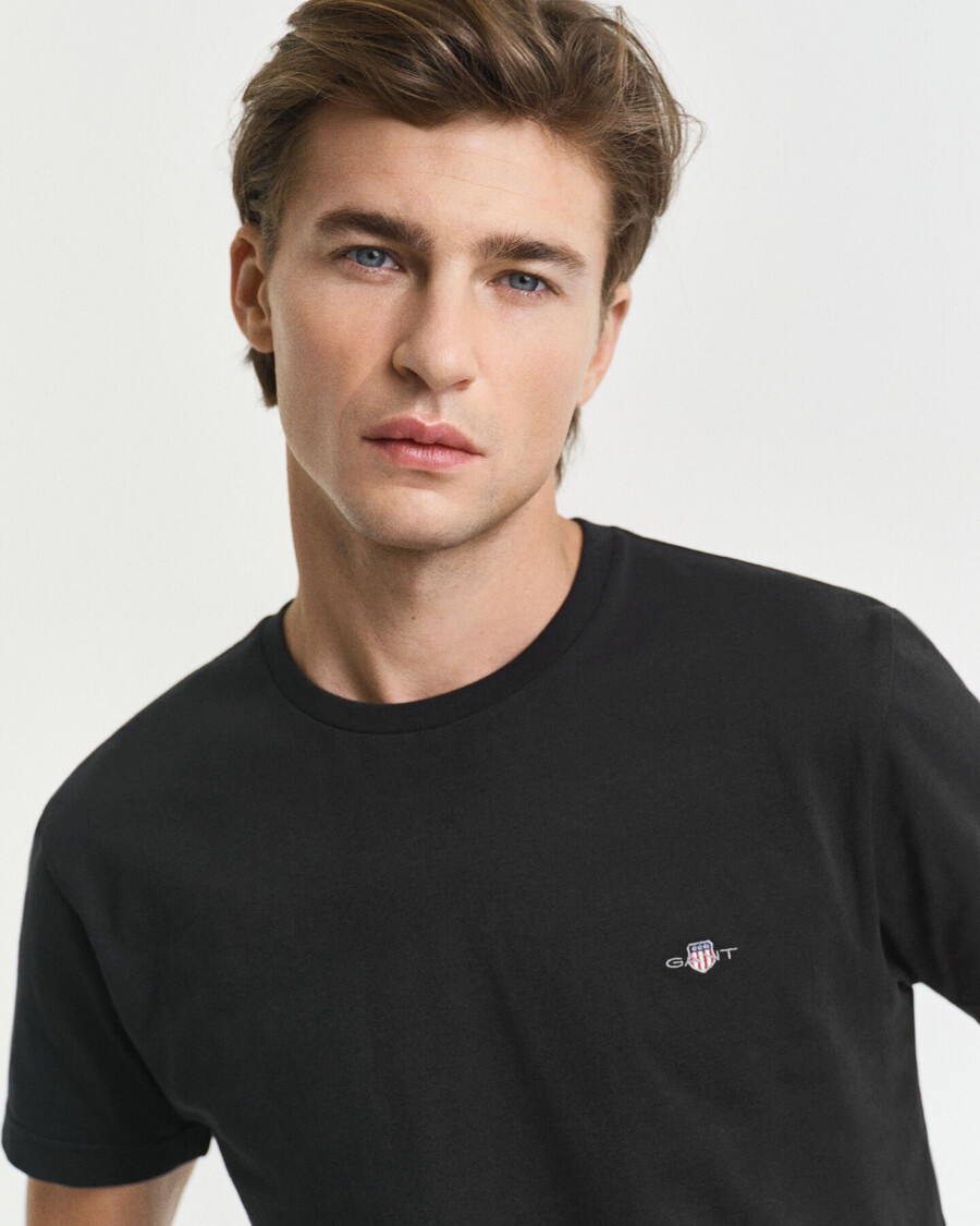 camiseta ajustada con escudo - negra