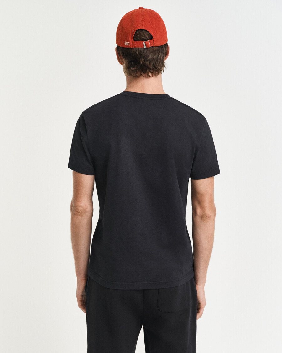 camiseta ajustada con cuello en v y escudo - negra