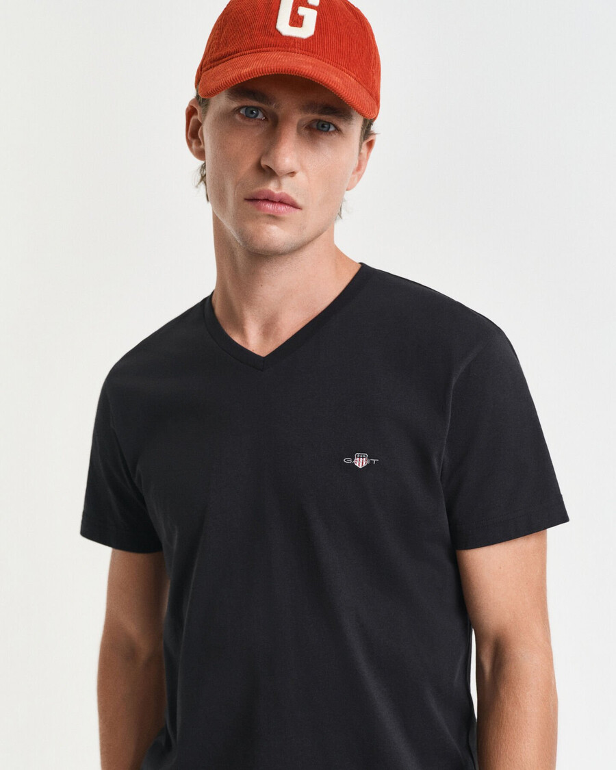 camiseta ajustada con cuello en v y escudo - negra