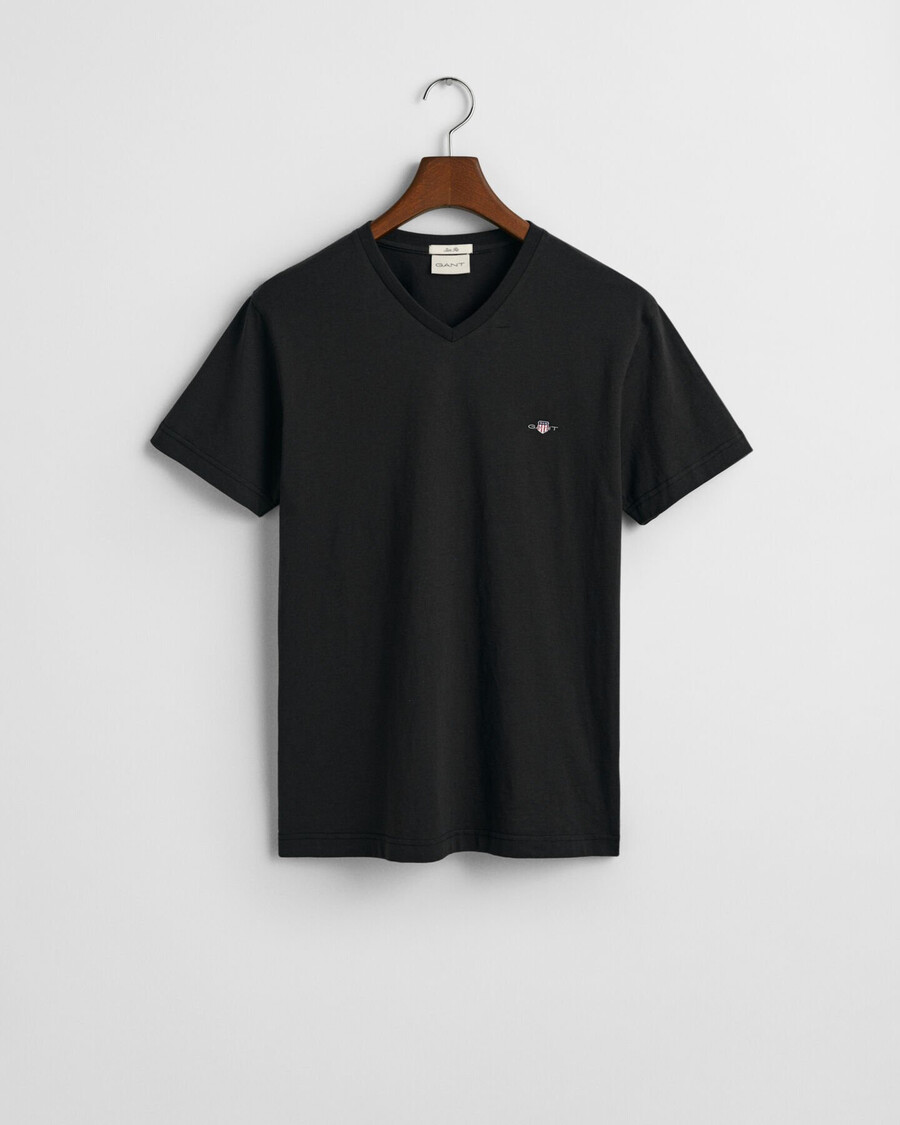 camiseta ajustada con cuello en v y escudo - negra