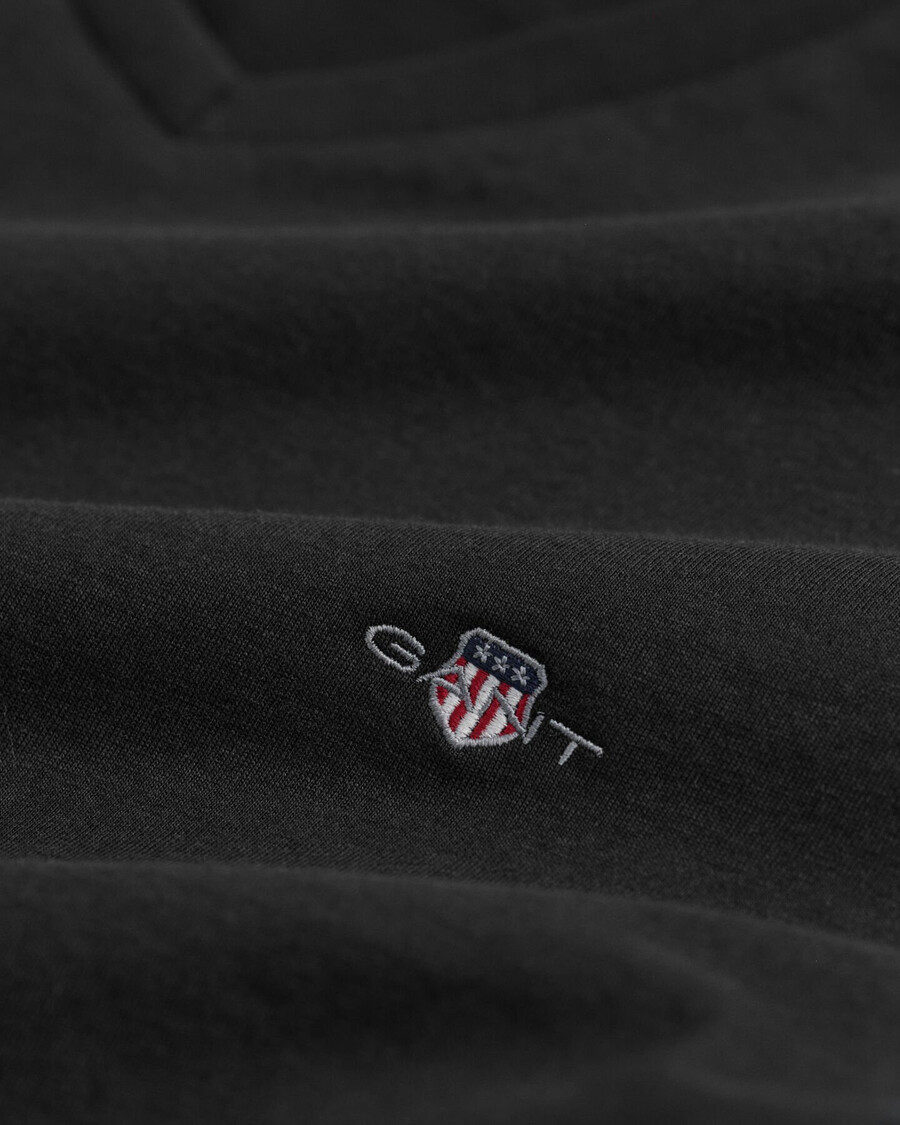 camiseta ajustada con cuello en v y escudo - negra