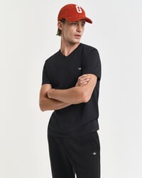 camiseta ajustada con cuello en v y escudo - negra