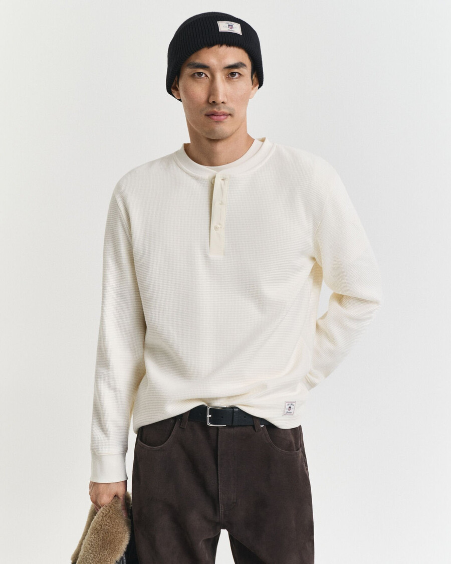 camiseta henley de manga larga con textura de gofre - crema