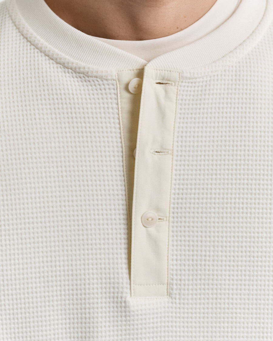 camiseta henley de manga larga con textura de gofre - crema