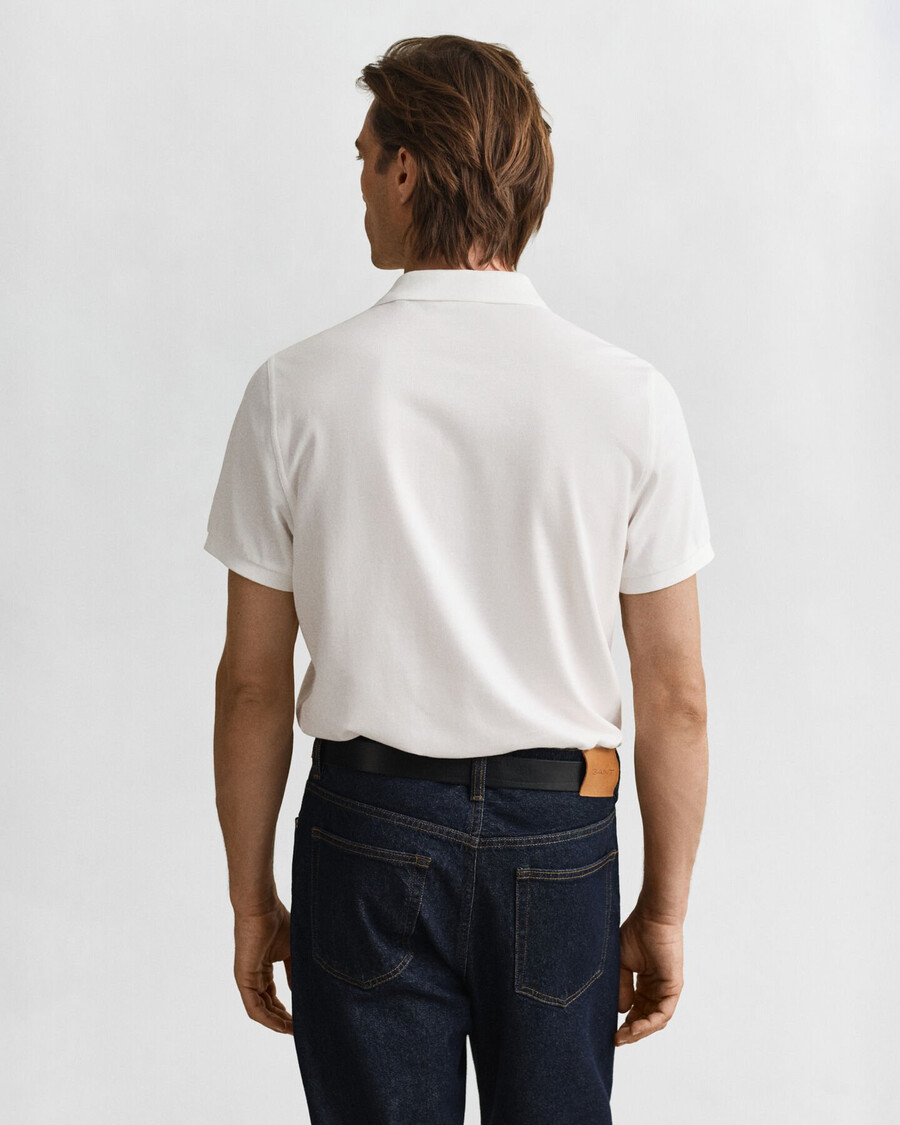 polo de piqué con escudo de corte regular - blanco