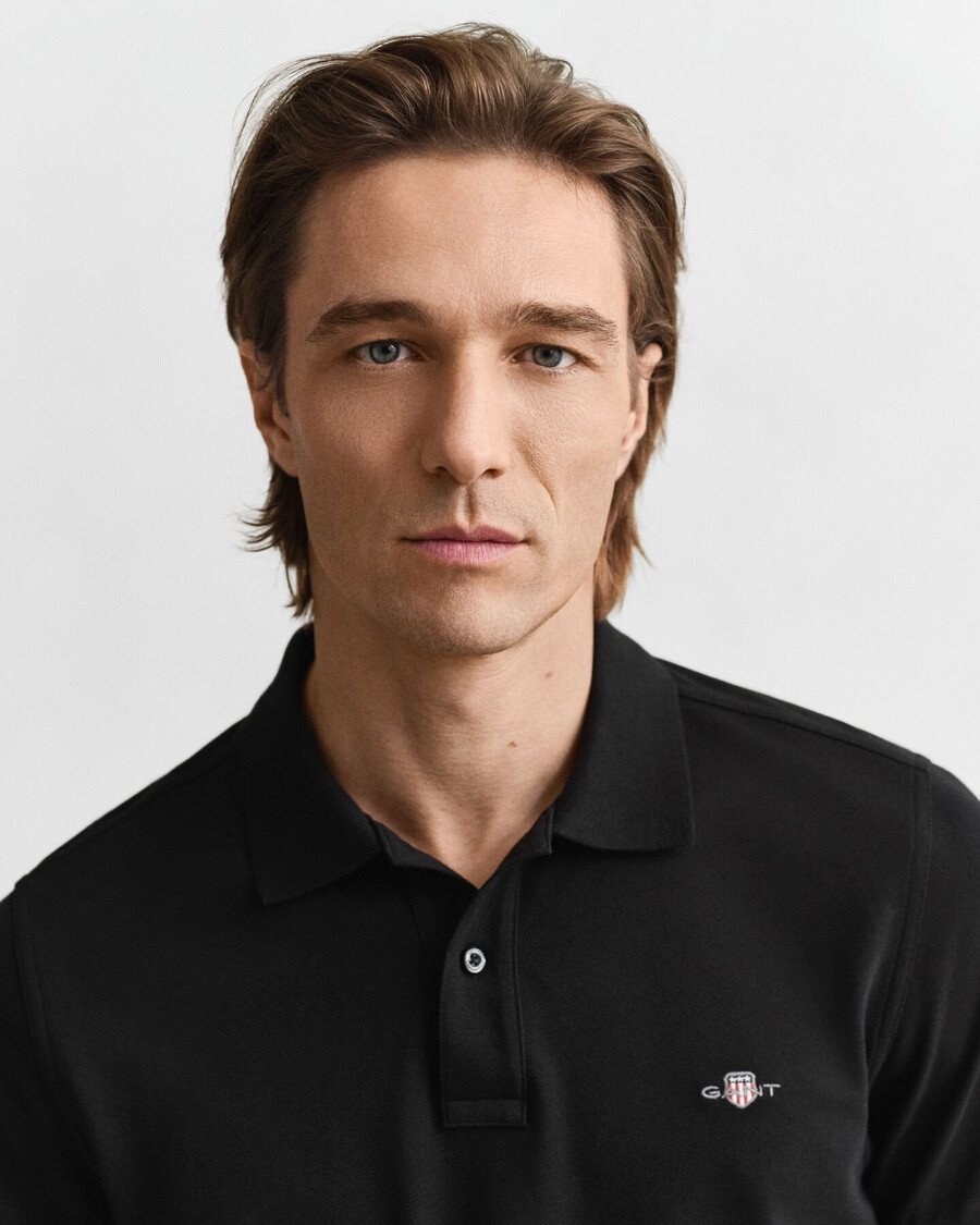 polo de piqué con escudo de corte regular - negro