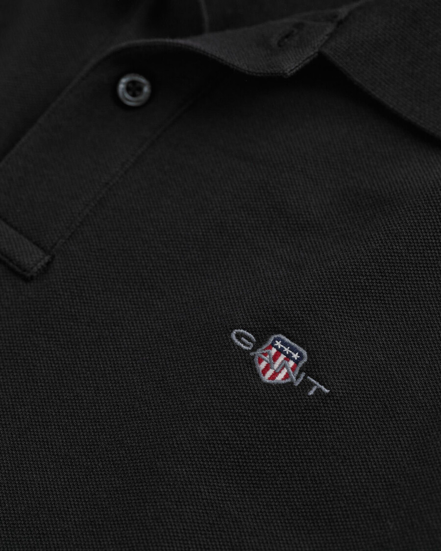 polo de piqué con escudo de corte regular - negro