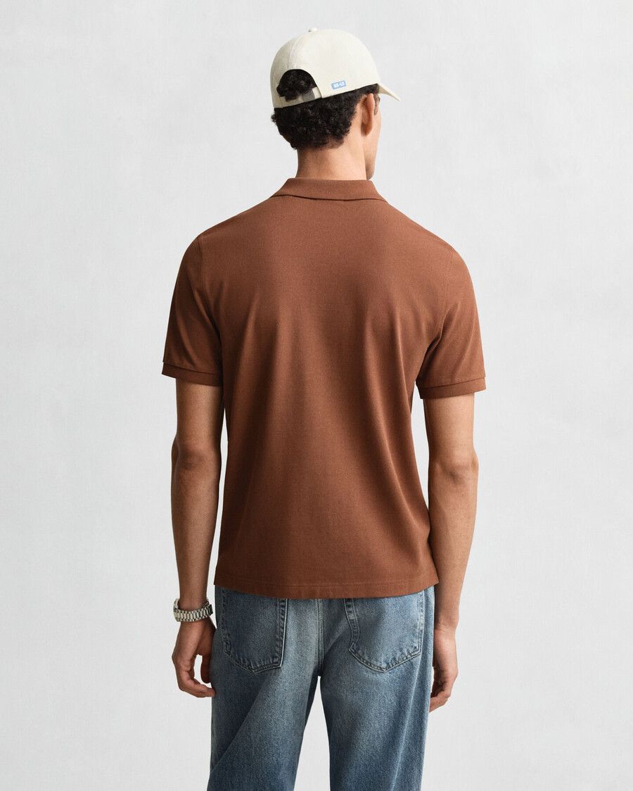 polo de piqué shield de corte regular - marrón caoba