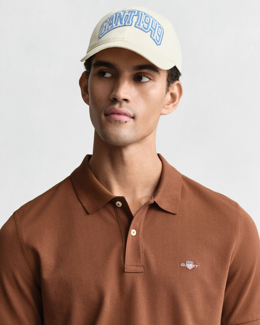polo de piqué shield de corte regular - marrón caoba