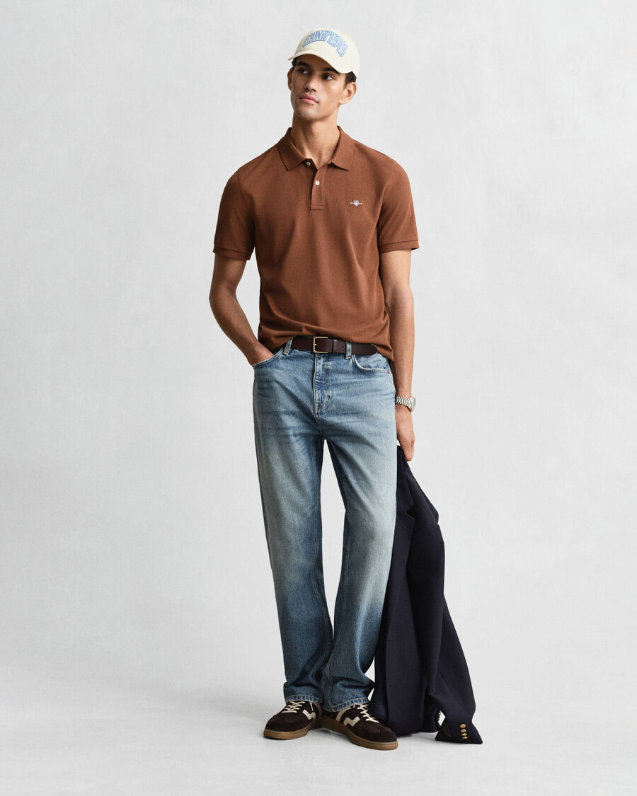 polo de piqué shield de corte regular - marrón caoba