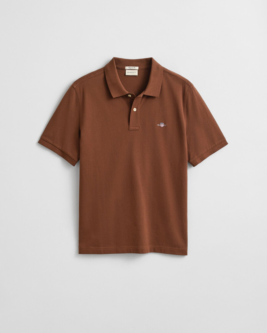 polo de piqué shield de corte regular - marrón caoba