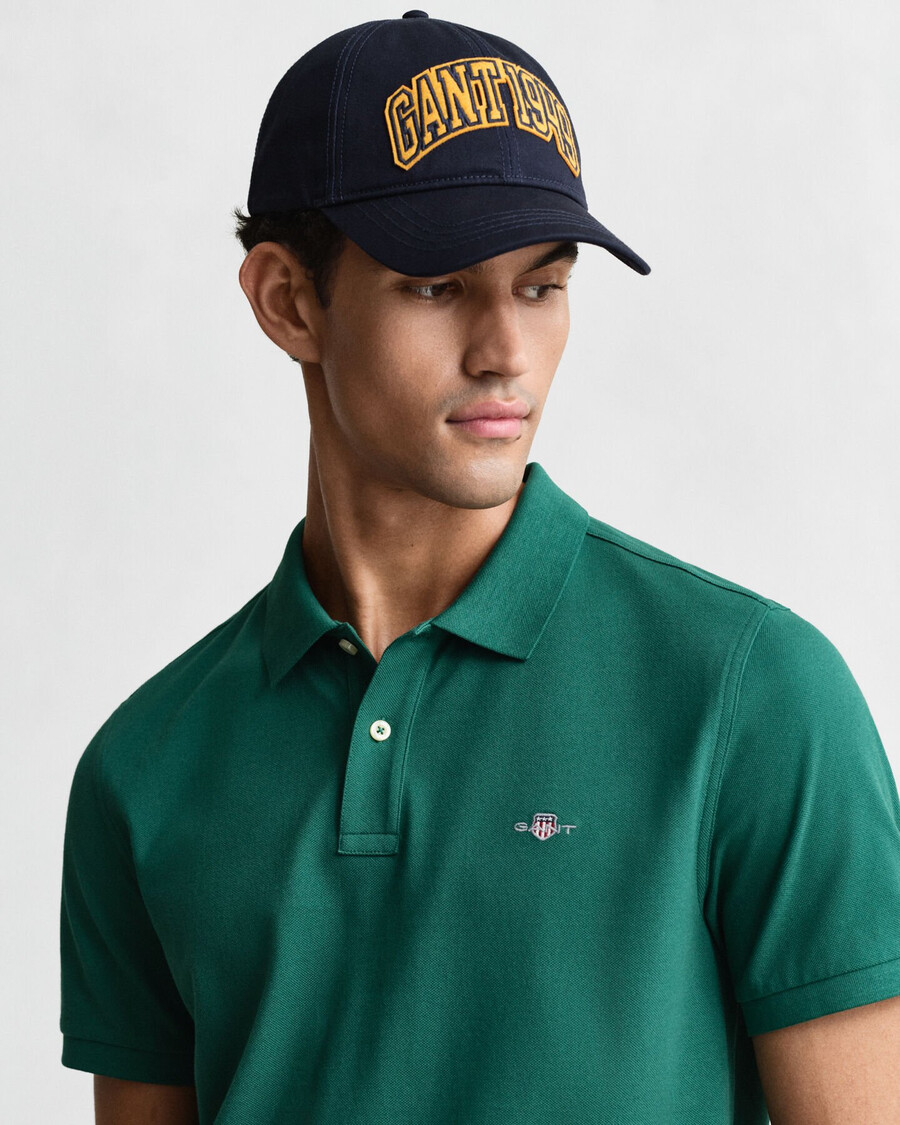 polo de piqué shield de corte regular - verde bosque intenso