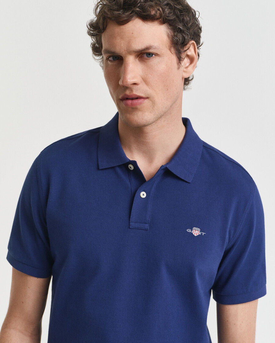 polo de piqué shield de corte regular - azul persa