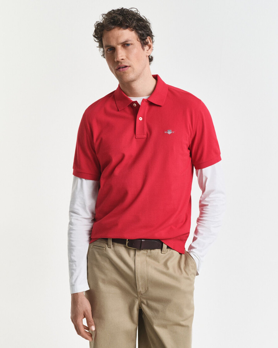 polo de piqué con escudo de corte regular - rojo rubí