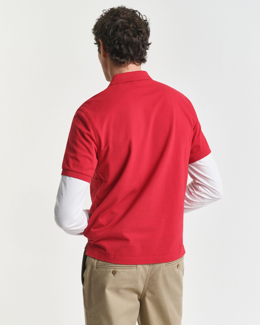 polo de piqué con escudo de corte regular - rojo rubí