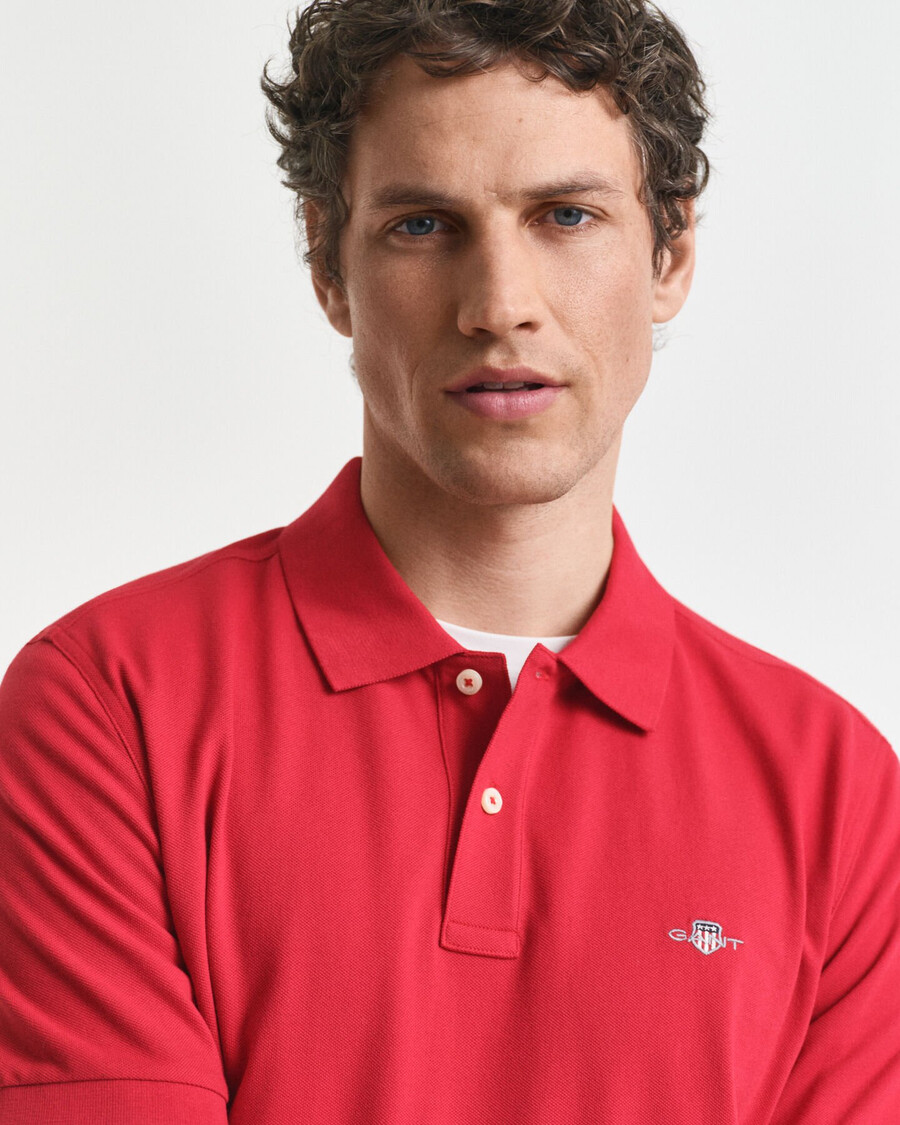polo de piqué con escudo de corte regular - rojo rubí