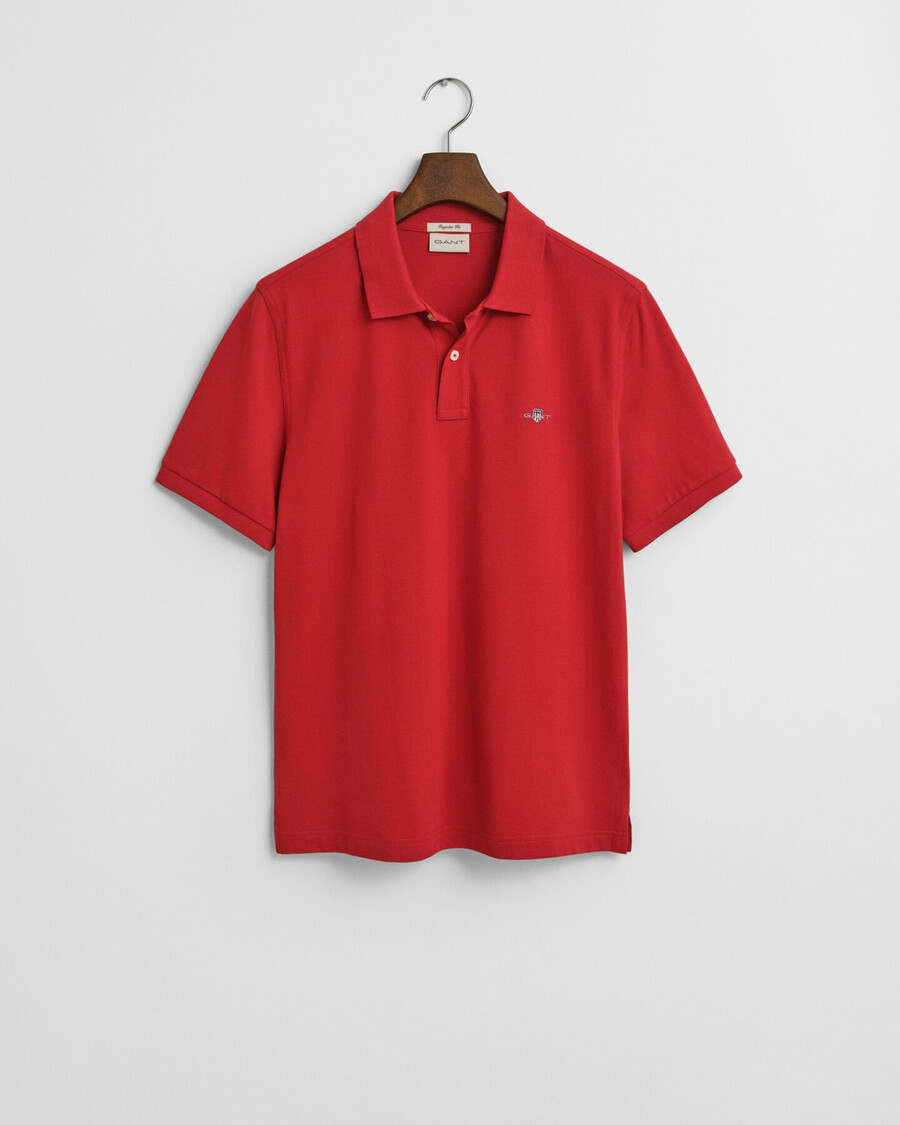 polo de piqué con escudo de corte regular - rojo rubí
