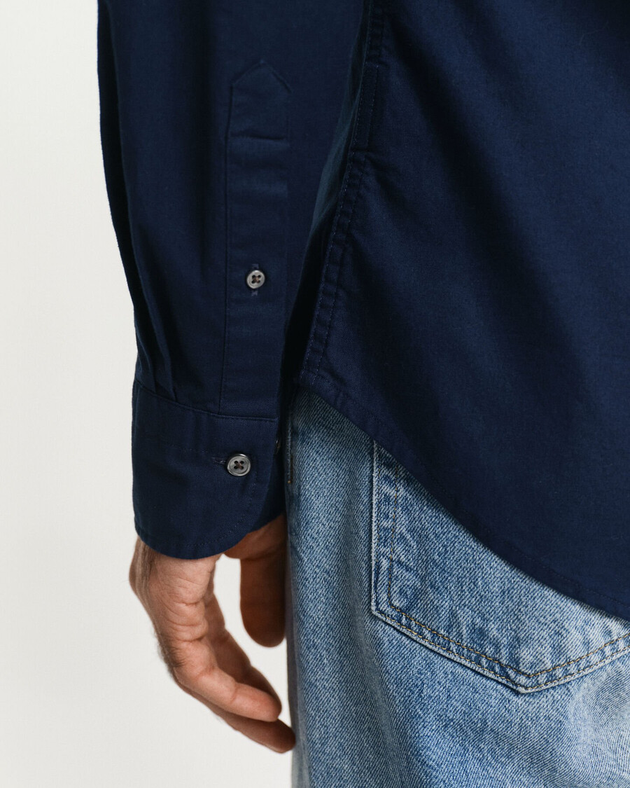 camisa oxford elástica de corte entallado - azul marino