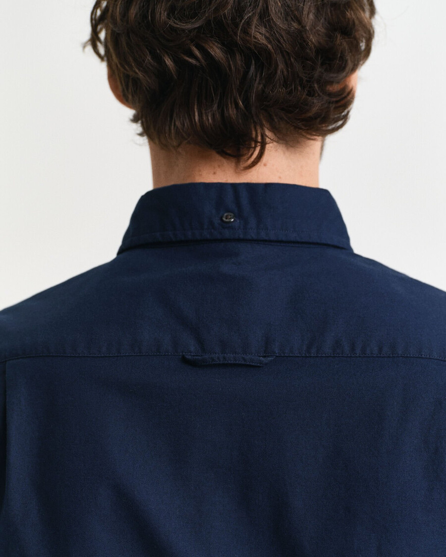 camisa oxford elástica de corte entallado - azul marino