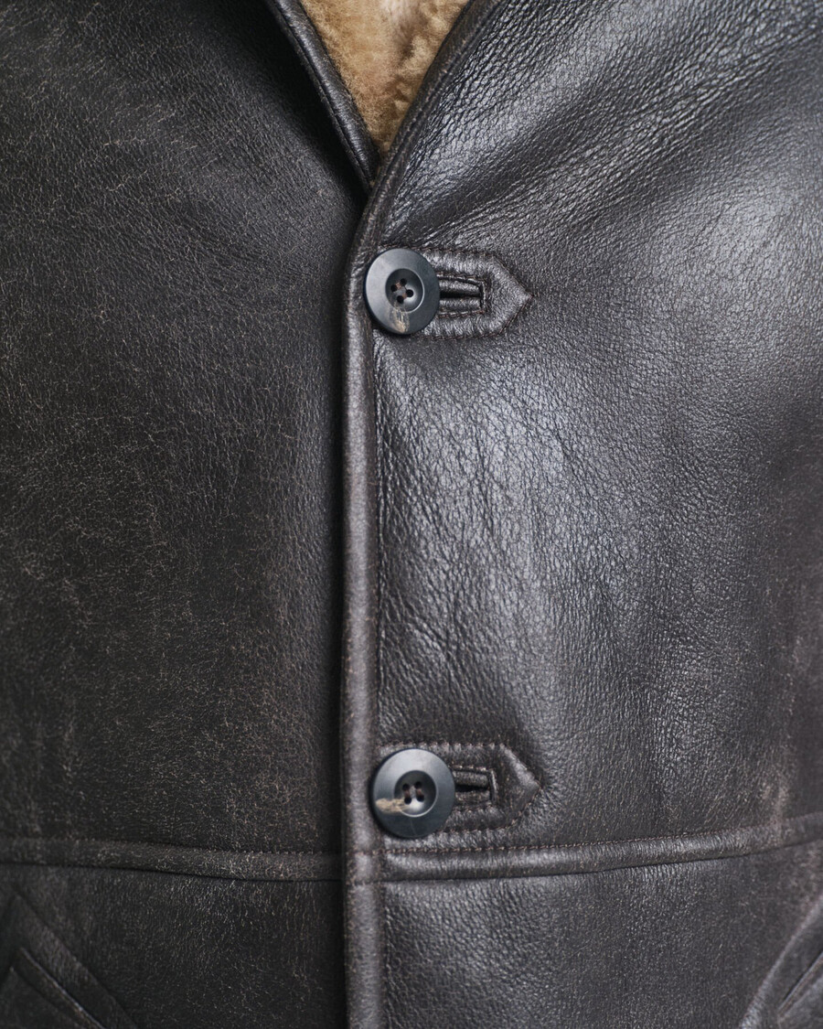 chaqueta de piel de oveja desgastada - marrón oscuro
