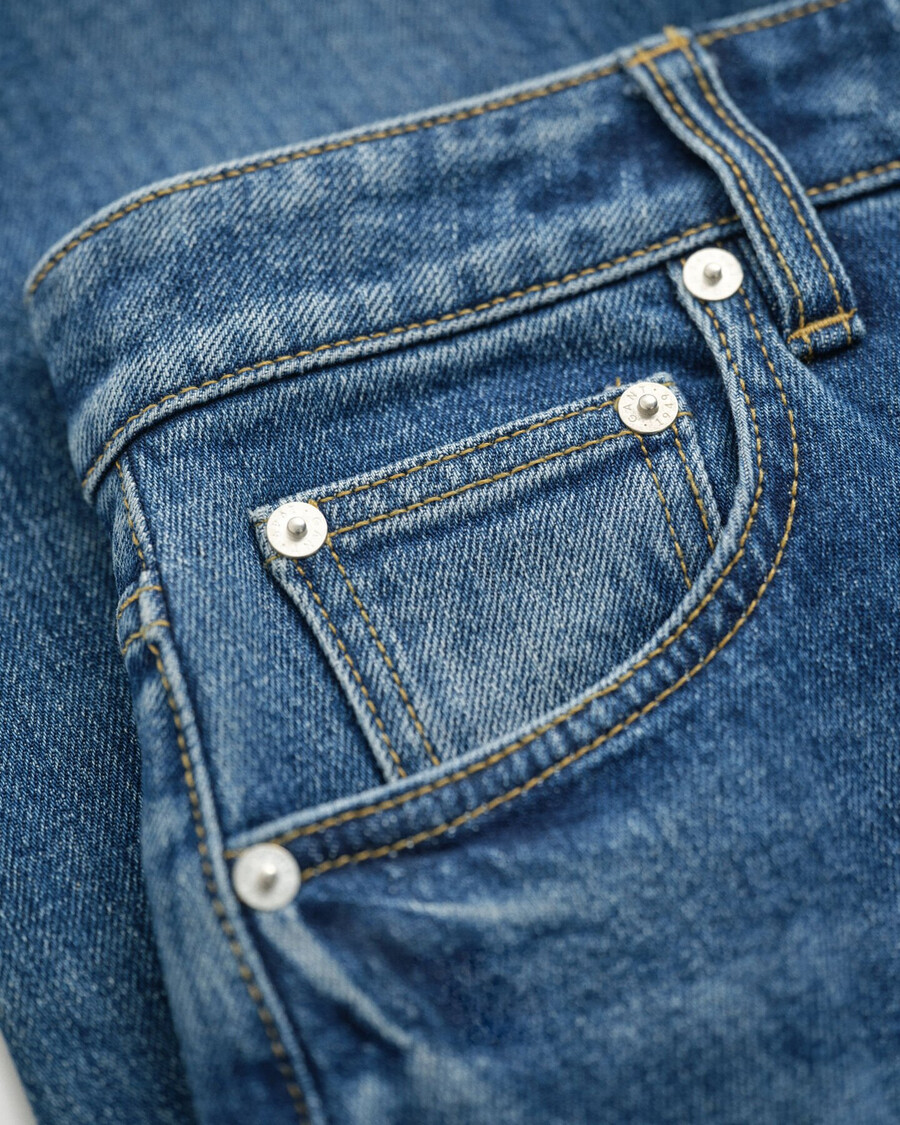 vaqueros rectos y elásticos de corte cropped - azul medio desgastado