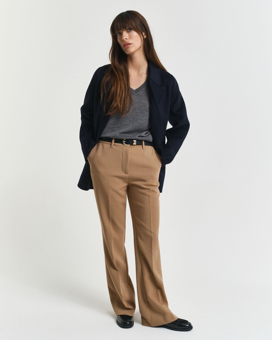 pantalones acampanados de corte entallado - caqui cálido