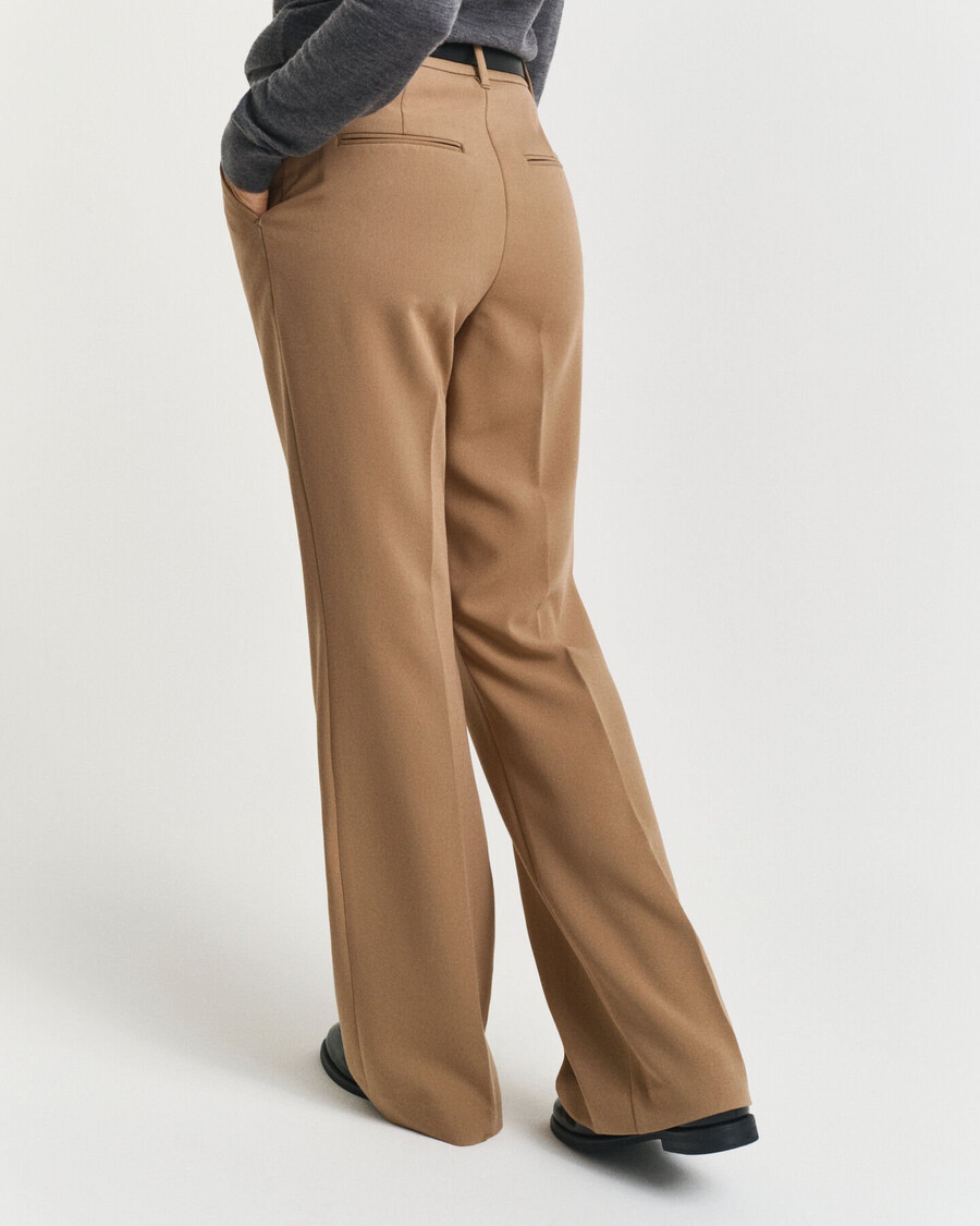 pantalones acampanados de corte entallado - caqui cálido