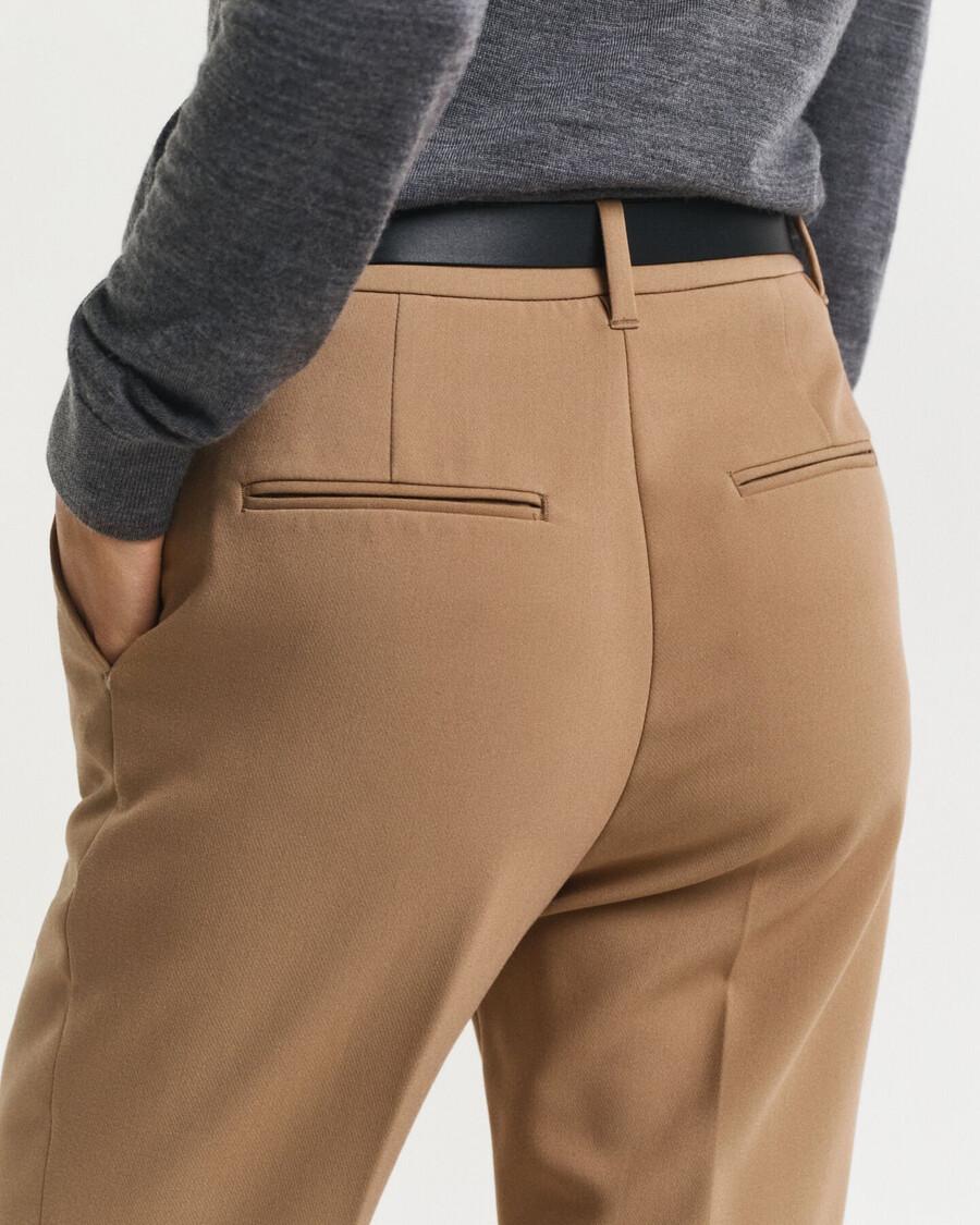 pantalones acampanados de corte entallado - caqui cálido