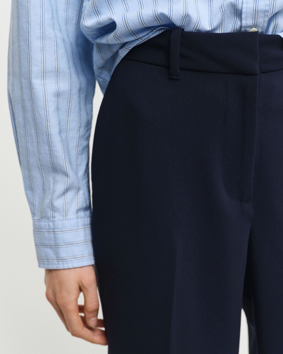 pantalones acampanados de corte entallado - azul noche