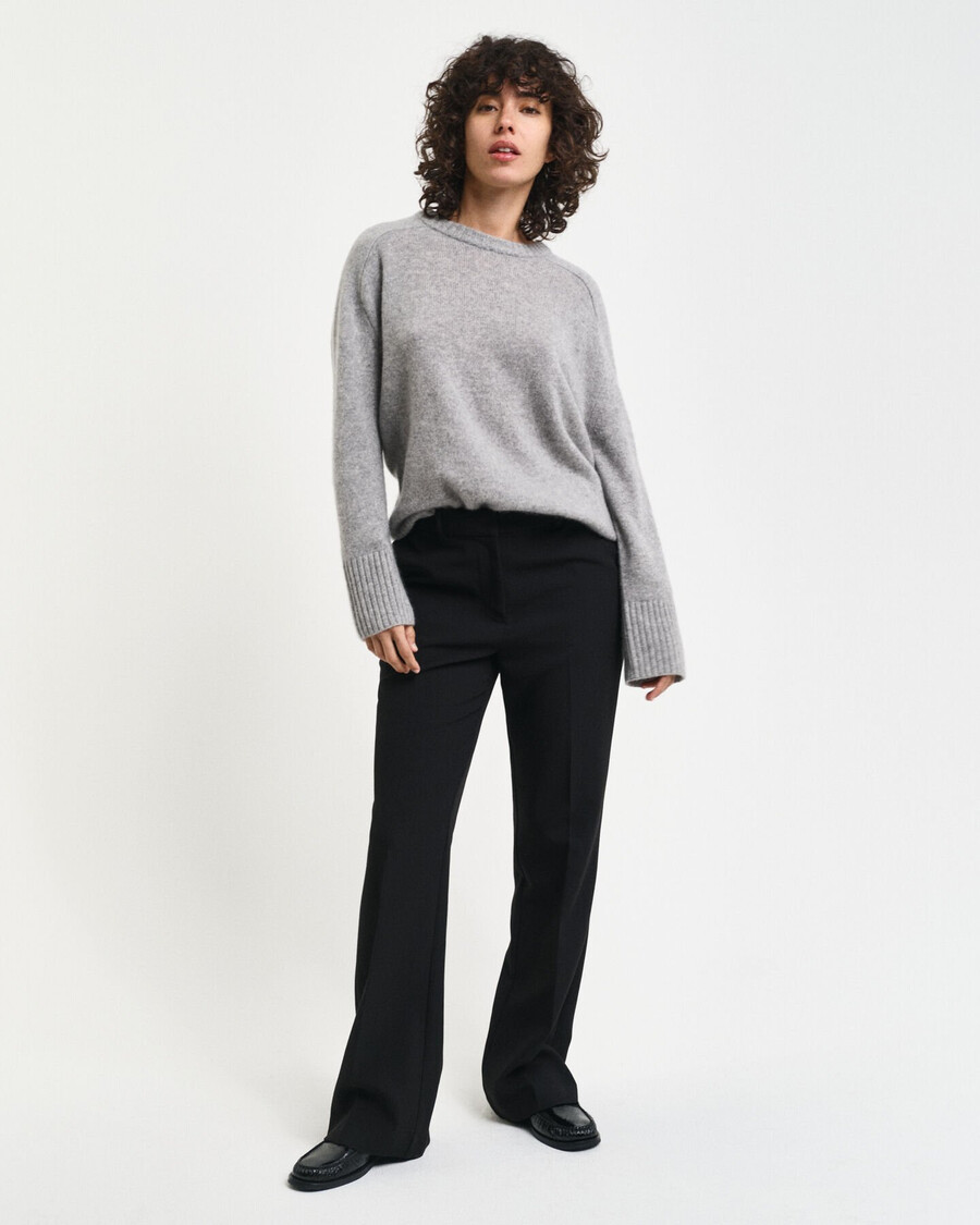 pantalones acampanados de corte entallado - negro