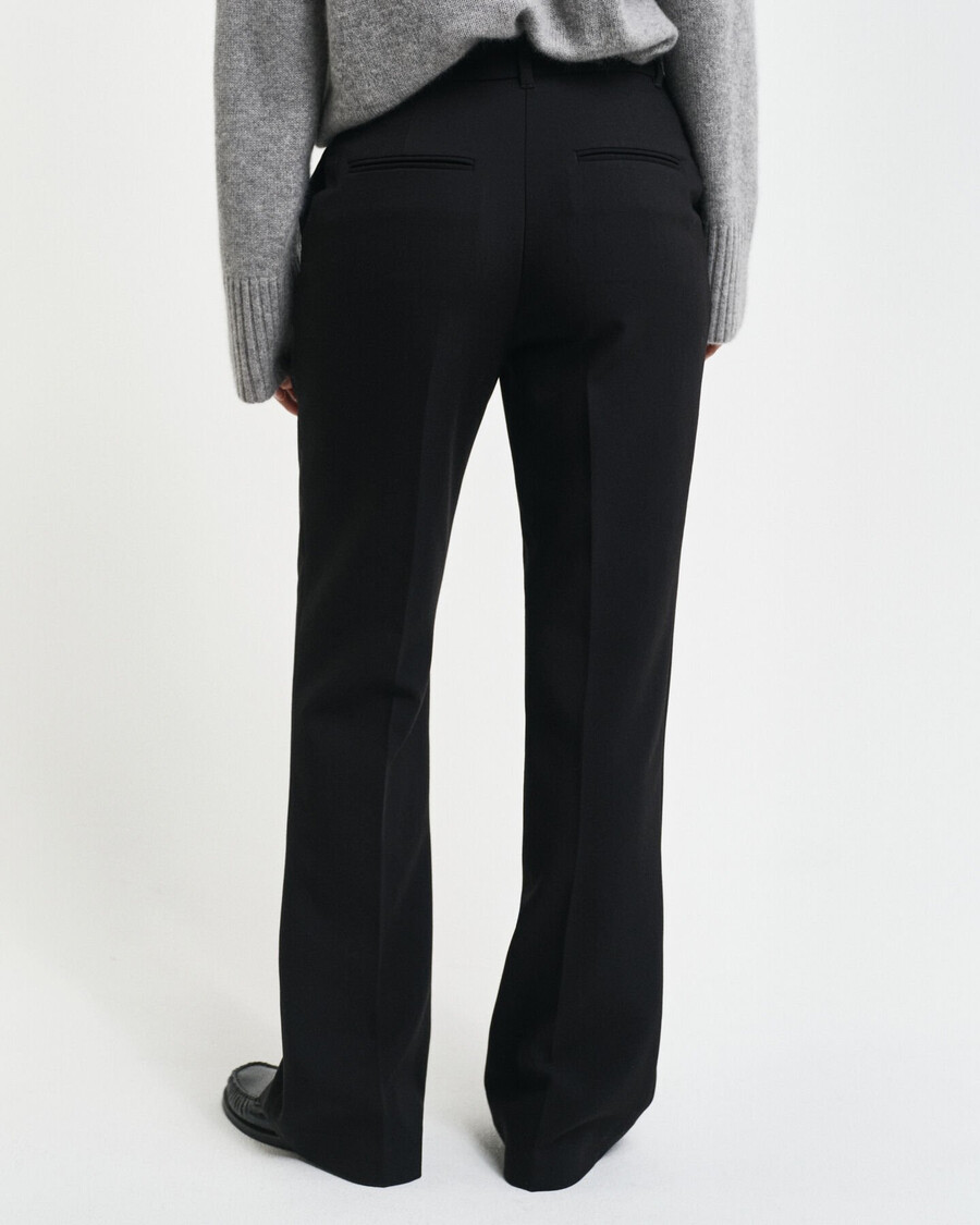 pantalones acampanados de corte entallado - negro