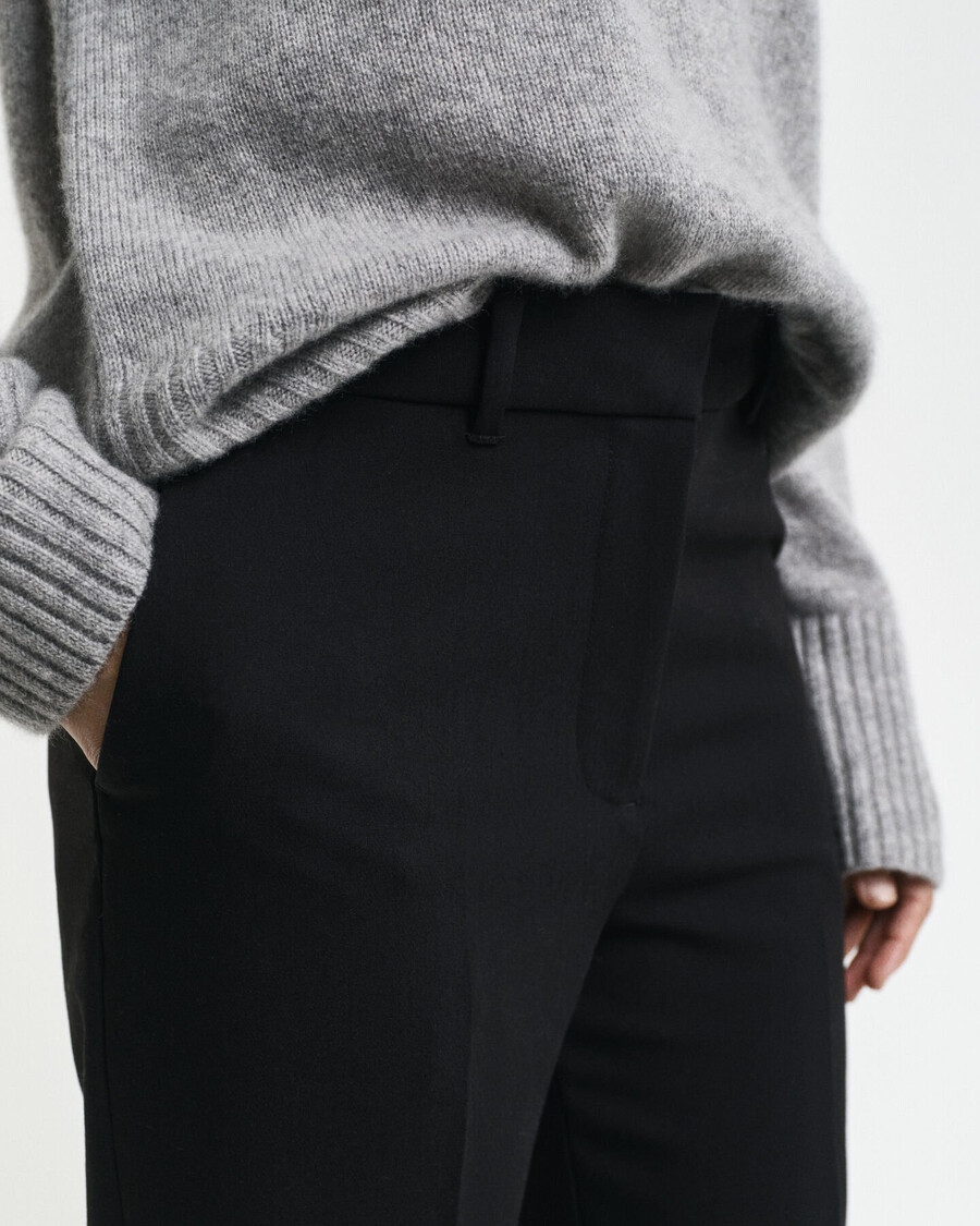 pantalones acampanados de corte entallado - negro